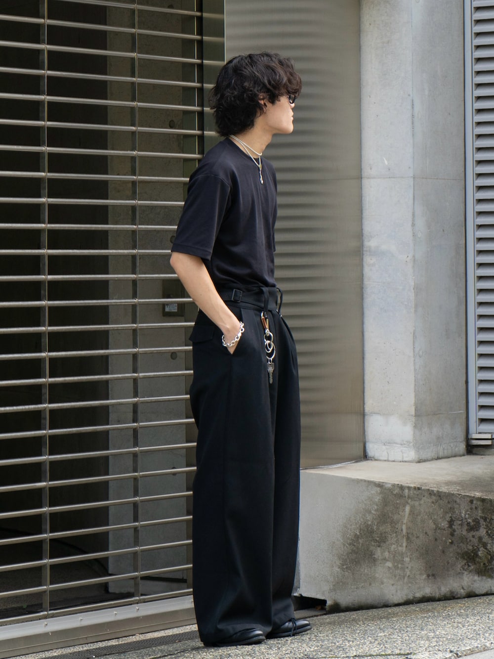 「アツいコーデ全部見せ、デートコーデ、ローファー、秋服準備はじめました、メガネ男子、厚底シューズ、お出かけコーデ、モノトーン、サングラス、カーゴパンツ、スラックス、夏コーデ、ブラックコーデ、メンズファッション、大人コーデ」｜「few.のFew / F5（サングラス、ブラック系）」を使った、Ogu / おぐさん（メンズ・181cm）の夏コーディネートの2枚目の写真