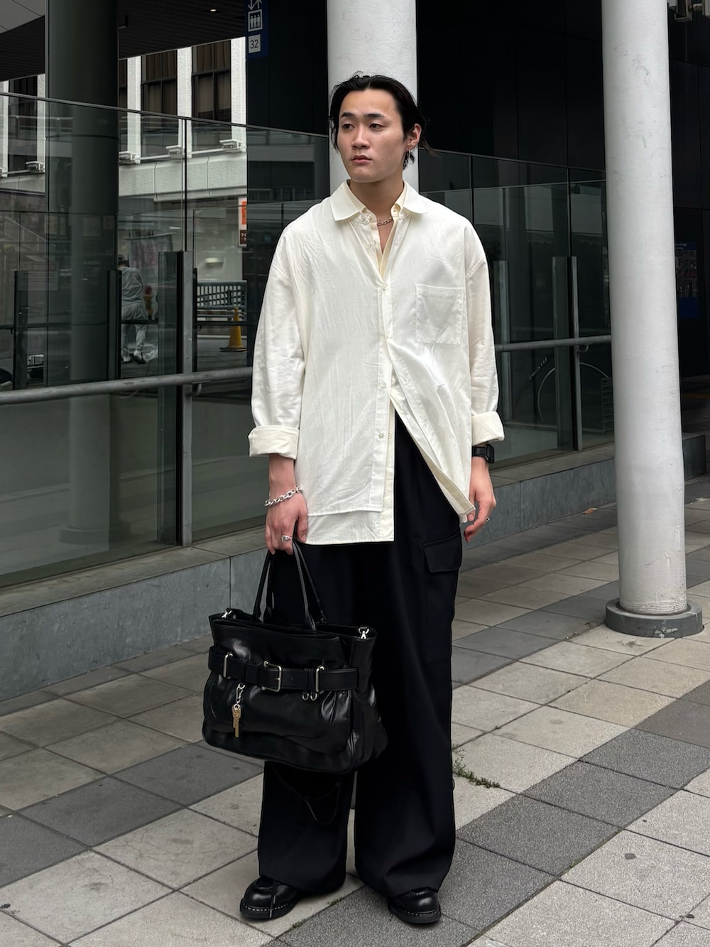 「デートコーデ、トートバッグ、モノトーン、雨の日コーデ、古着MIX、ショルダーバッグ、シャツスタイル、低身長コーデ、お出かけコーデ、ワイドパンツ、休日スタイル、カーゴパンツ、きれいめカジュアル、韓国ファッション、シンプルコーデ」｜「OSOIの＜OSOI＞TOTE BROCLE バッグ（トートバッグ、ブラック系）」を使った、Ogu / おぐさん（メンズ・181cm）の春コーディネートの2枚目の写真