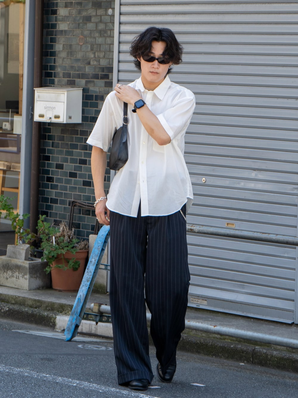 ホワイト系のシャツ/ブラウス、ブラック系のショルダーバッグ、ブラック系のスラックスを着用したメンズの秋コーディネートの4枚目の写真