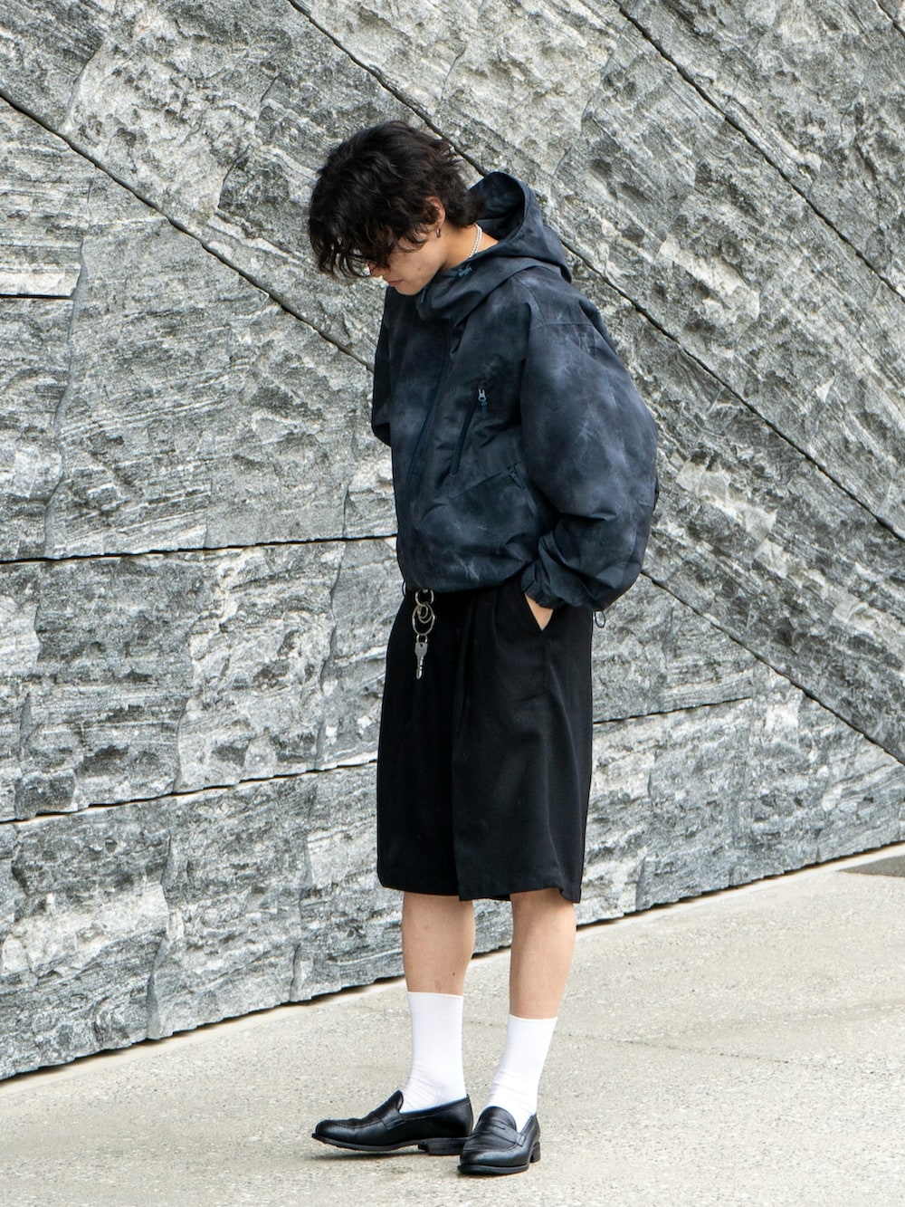 「古着MIX、サングラス、ローファー、厚底シューズ、プチプラ、秋コーデ、ワイドパンツ、スポーツミックス、アウトドアスタイル、休日スタイル、韓国ファッション、ハーフパンツ、雨の日コーデ、セットアップ、ゆるコーデ」｜「few.のFew / F5（サングラス、ブラック系）」を使った、Ogu / おぐさん（メンズ・181cm）の秋コーディネートの5枚目の写真
