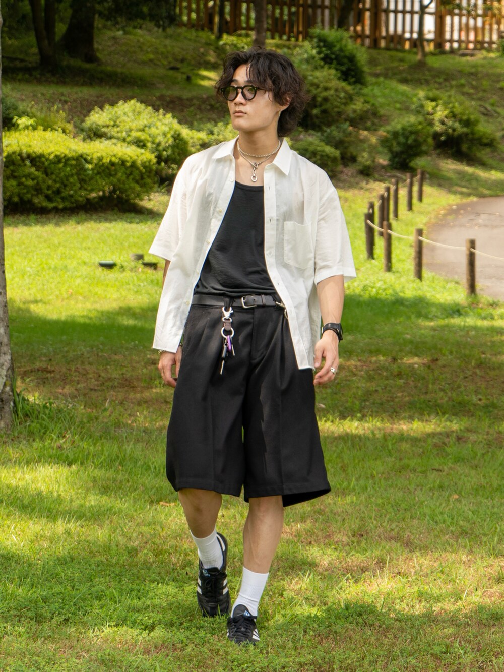 ホワイト系のシャツ/ブラウス、ブラック系のタンクトップ、ブラック系のその他パンツを着用したメンズの秋コーディネートの3枚目の写真