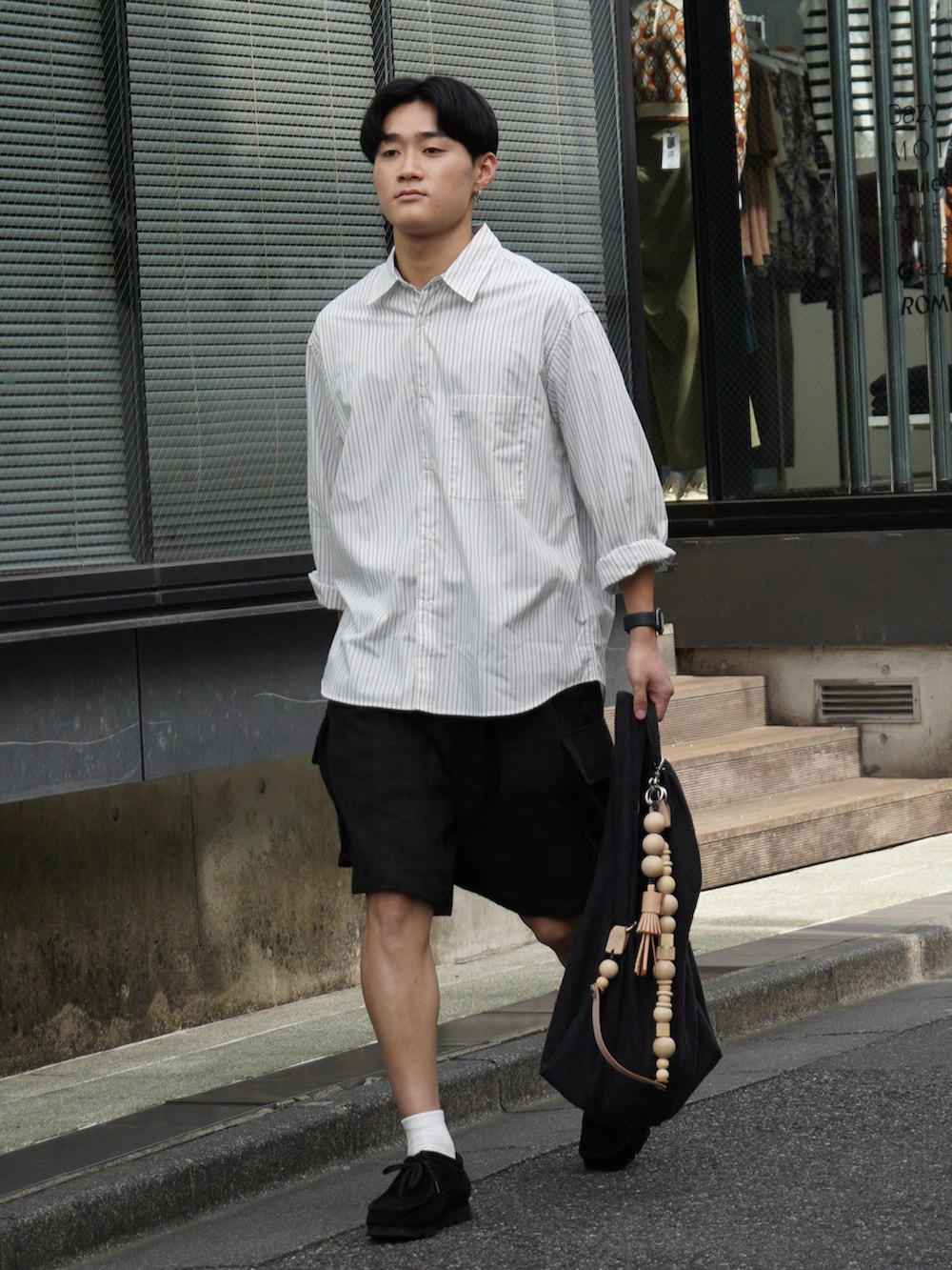 ホワイト系のシャツ/ブラウス、ブラック系のその他パンツ、グレー系のトートバッグを着用したメンズの夏コーディネートの3枚目の写真