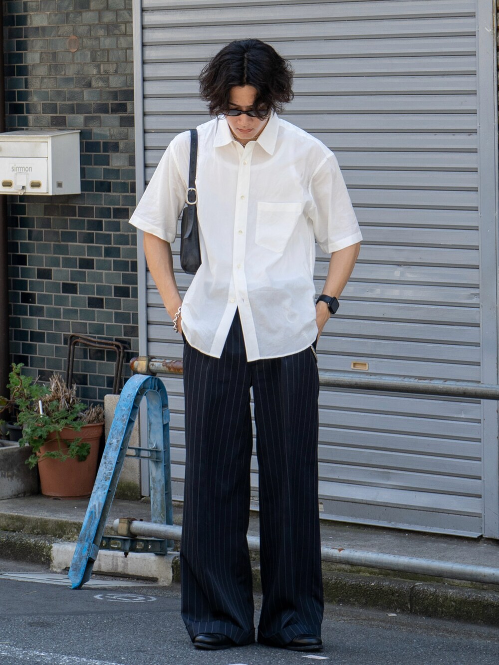 ホワイト系のシャツ/ブラウス、ブラック系のショルダーバッグ、ブラック系のスラックスを着用したメンズの秋コーディネートの2枚目の写真