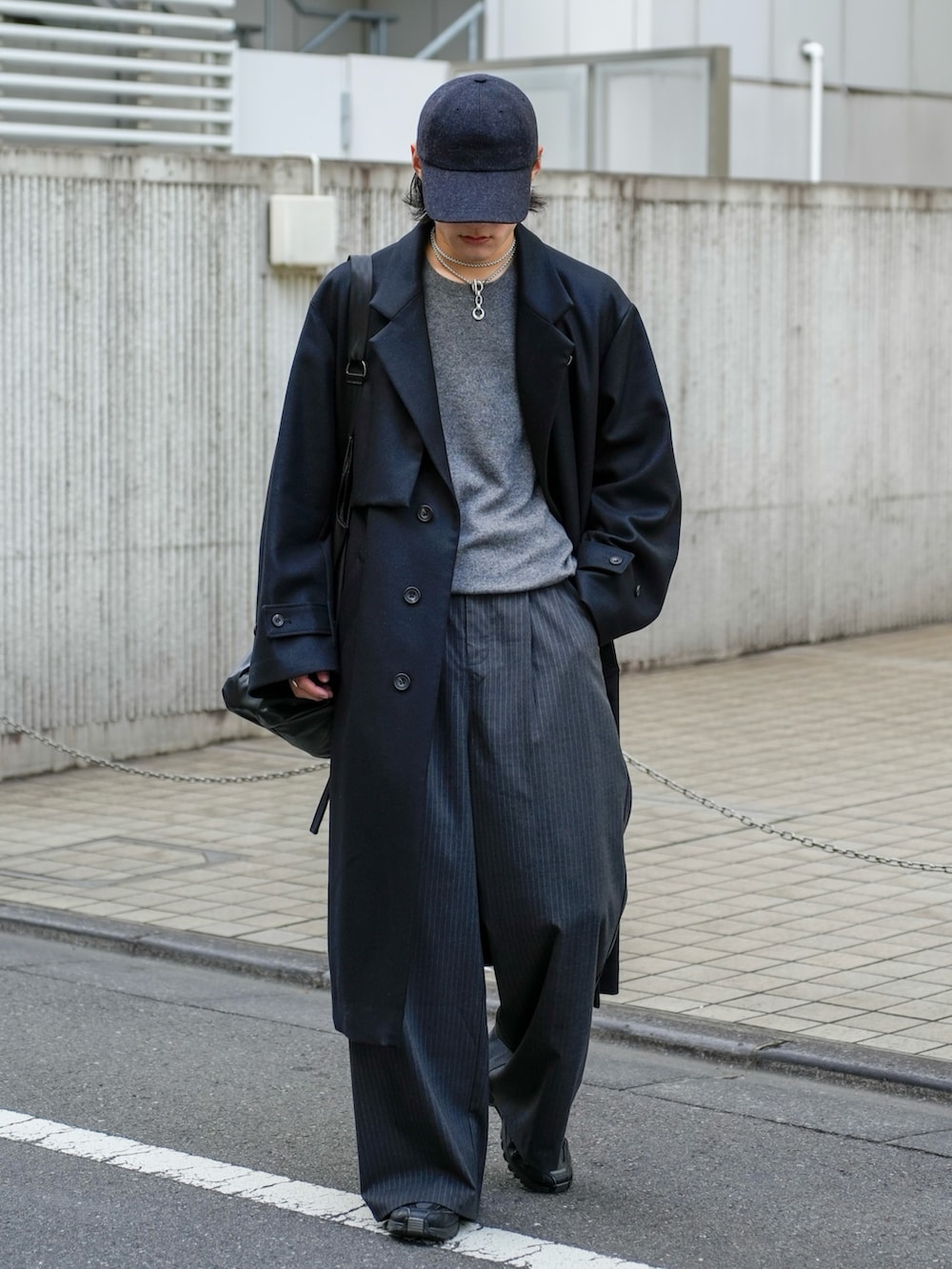 「冬アウター、ワイドパンツ、レイヤードスタイル、ショルダーバッグ、ロングコート、きれいめカジュアル、休日スタイル、冬コーデ、マイベストコーデ2024、レザー、キャップ、クリスマスに着たい服、ニット、スラックス、お出かけコーデ」｜「ATTACHMENTの【 直営店・ZOZOTOWN限定 】シンセティックレザー ショルダーショッピングバッグ / SYNTHETIC LEATHER SHOULDER SHOPPING BAG（ショルダーバッグ、ブラック系）」を使った、Ogu / おぐさん（メンズ・181cm）の冬コーディネートの3枚目の写真