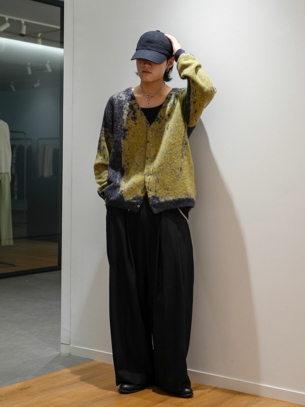 「レイヤードスタイル、スラックス、キャップ、秋コーデ、スポーツミックス、お出かけコーデ、ハロウィン、テーマパークコーデ、カーディガン、ベスト、チェック、デートコーデ、古着MIX、ローファー、厚底シューズ」｜「FRUIT OF THE LOOMの【FRUIT OF THE LOOM】EC限定 パック入りフライスリブタンクトップ インナー（タンクトップ、ブラック系）」を使った、Ogu / おぐさん（メンズ・181cm）の秋コーディネートの2枚目の写真