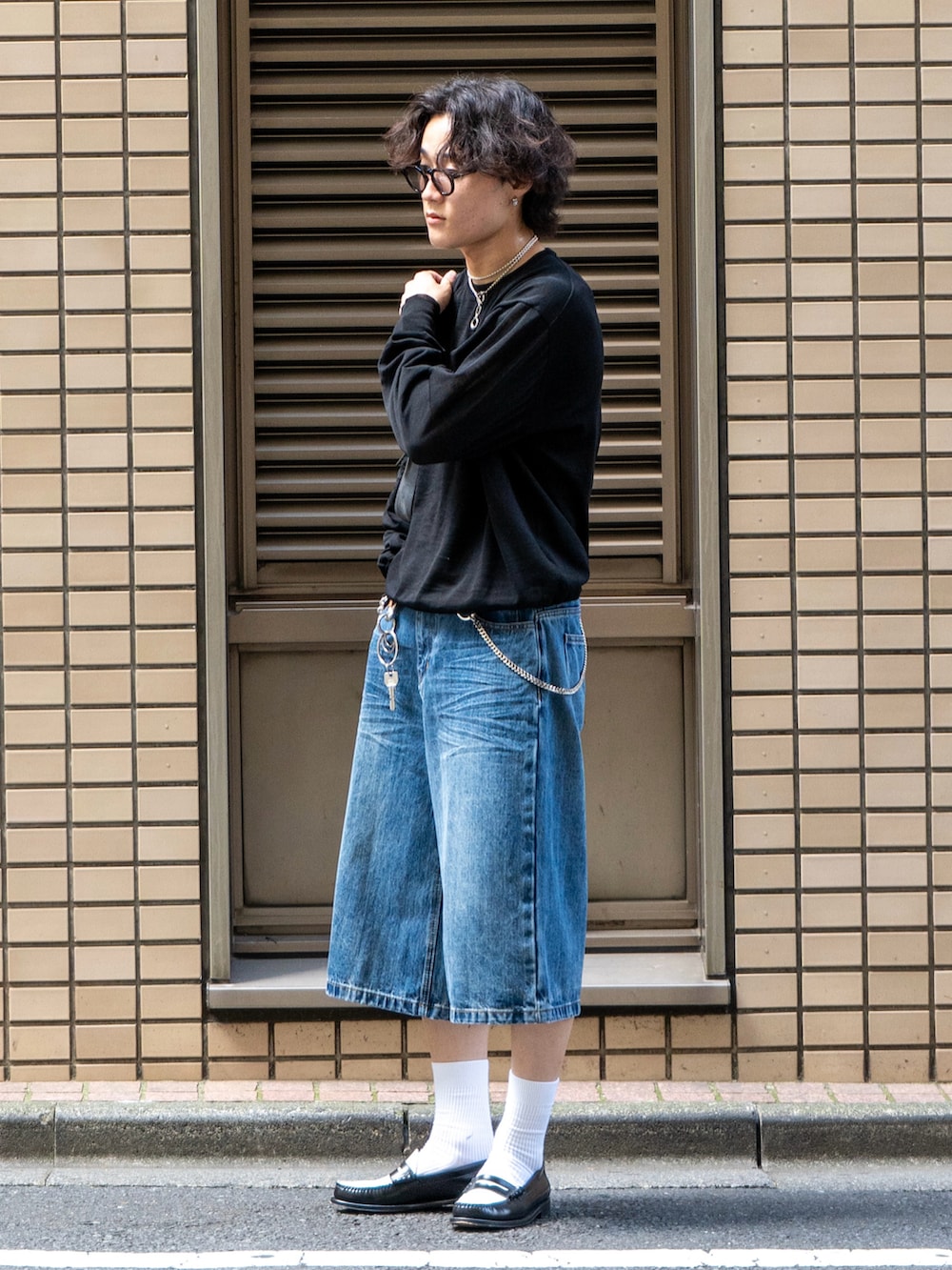 「古着MIX、ローファー、デニム、厚底シューズ、秋コーデ、ワイドパンツ、スポーツミックス、休日スタイル、ロンT、ショルダーバッグ、韓国ファッション、サングラス、シンプル、ゆるコーデ、大人コーデ」｜「few.のFew / F5（サングラス、ブラック系）」を使った、Ogu / おぐさん（メンズ・181cm）の秋コーディネートの2枚目の写真