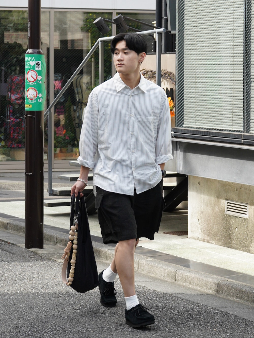 ホワイト系のシャツ/ブラウス、ブラック系のその他パンツ、グレー系のトートバッグを着用したメンズの夏コーディネートの4枚目の写真