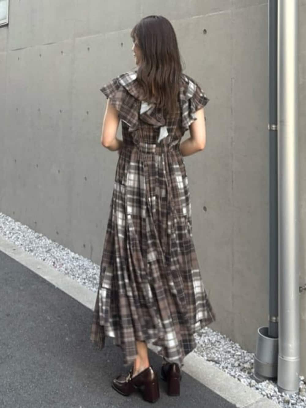 ブラック系のローファー、ブラウン系のワンピースを着用したレディースの夏コーディネートの2枚目の写真