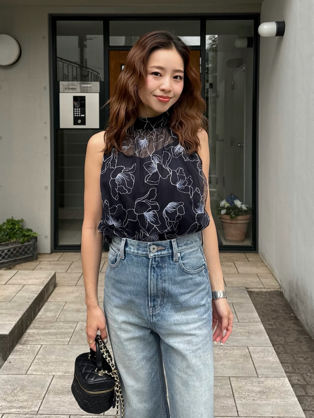 ブルー系のデニムパンツ、ブルー系のシャツ/ブラウスを着用したレディースの夏コーディネートの2枚目の写真
