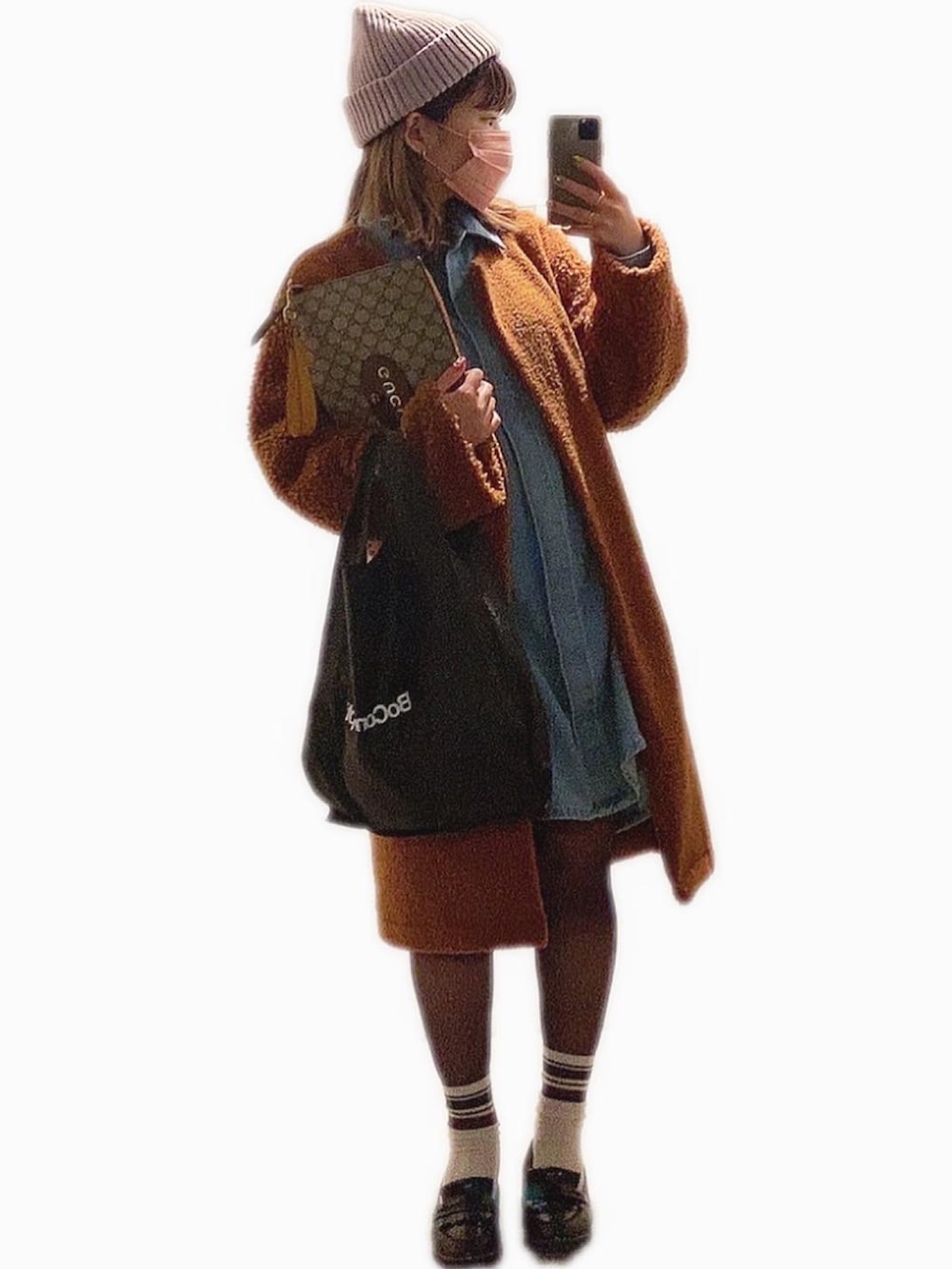 ブラウン系のジャケット/アウター、ブルー系のシャツワンピース、その他のクラッチバッグを着用したレディースの春コーディネートの2枚目の写真