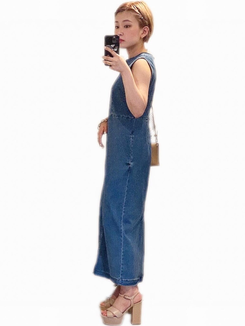 ブルー系のワンピース、ベージュ系のショルダーバッグ、ベージュ系のサンダルを着用したレディースの夏コーディネートの2枚目の写真