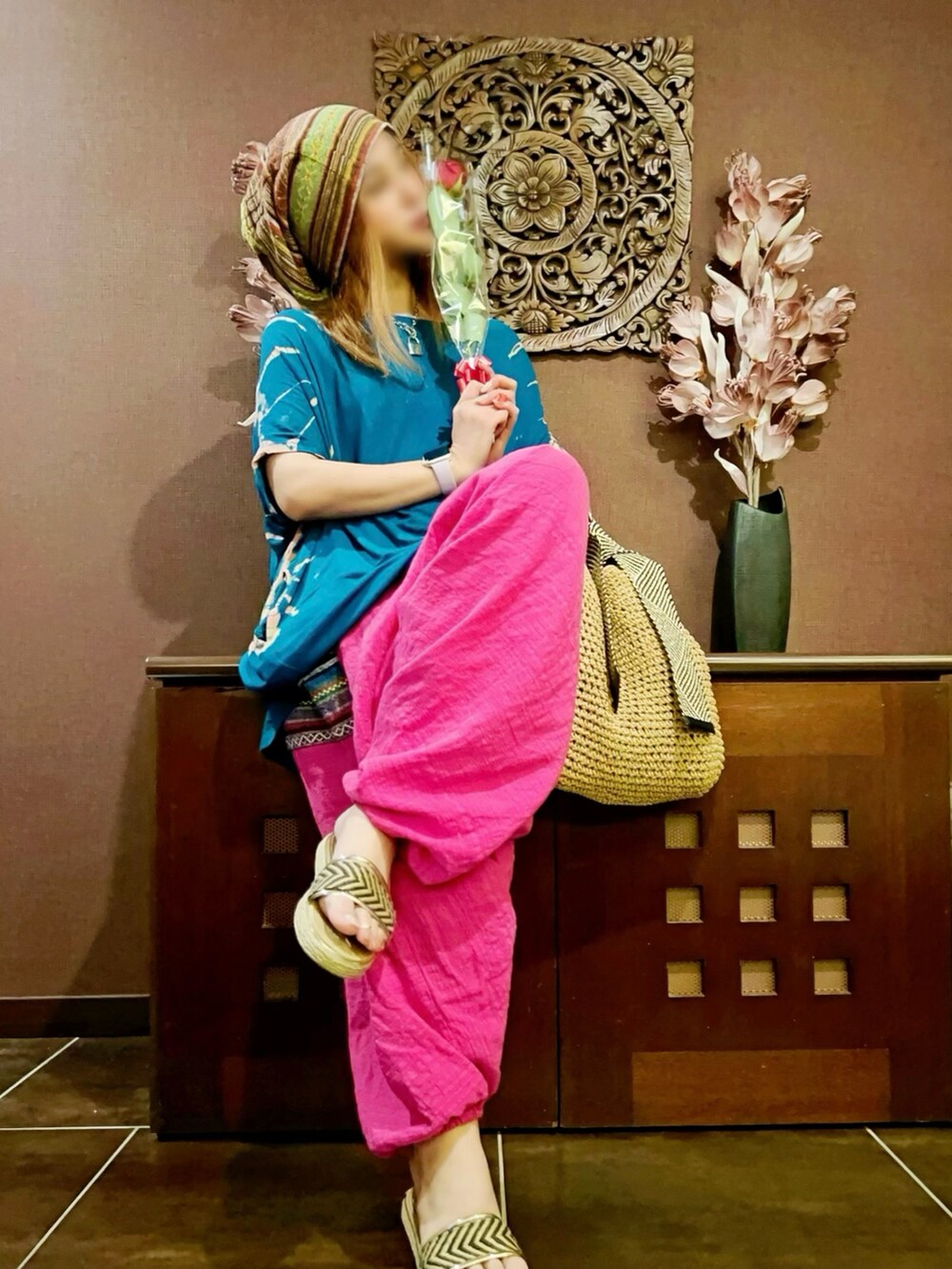 ブラウン系のショルダーバッグ、ベージュ系のシューズ、ブルー系のチュニックを着用したレディースの夏コーディネートの2枚目の写真