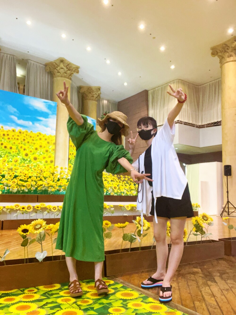 グリーン系のワンピース/ドレス、ブラウン系のショルダーバッグ、ブラウン系のサンダルを着用したレディースの夏コーディネートの2枚目の写真