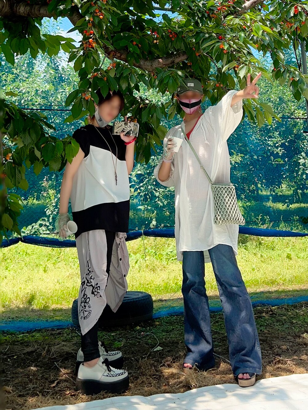 ホワイト系のワンピース/ドレス、オレンジ系のトップス、ブルー系のデニムパンツを着用したレディースの夏コーディネートの2枚目の写真