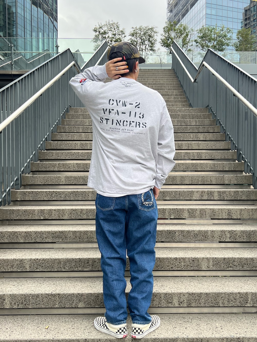 グレー系のTシャツ/カットソー、その他のデニムパンツ、ブラック系のキャップを着用したメンズの冬コーディネートの3枚目の写真