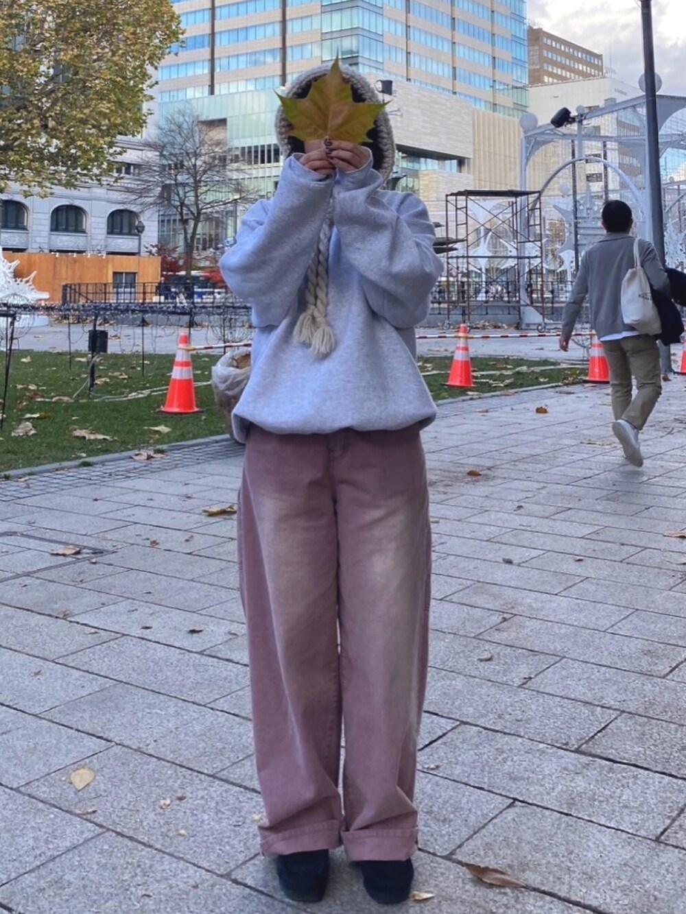 ホワイト系のスウェット、ベージュ系のニットキャップ/ビーニーを着用したレディースの冬コーディネートの2枚目の写真