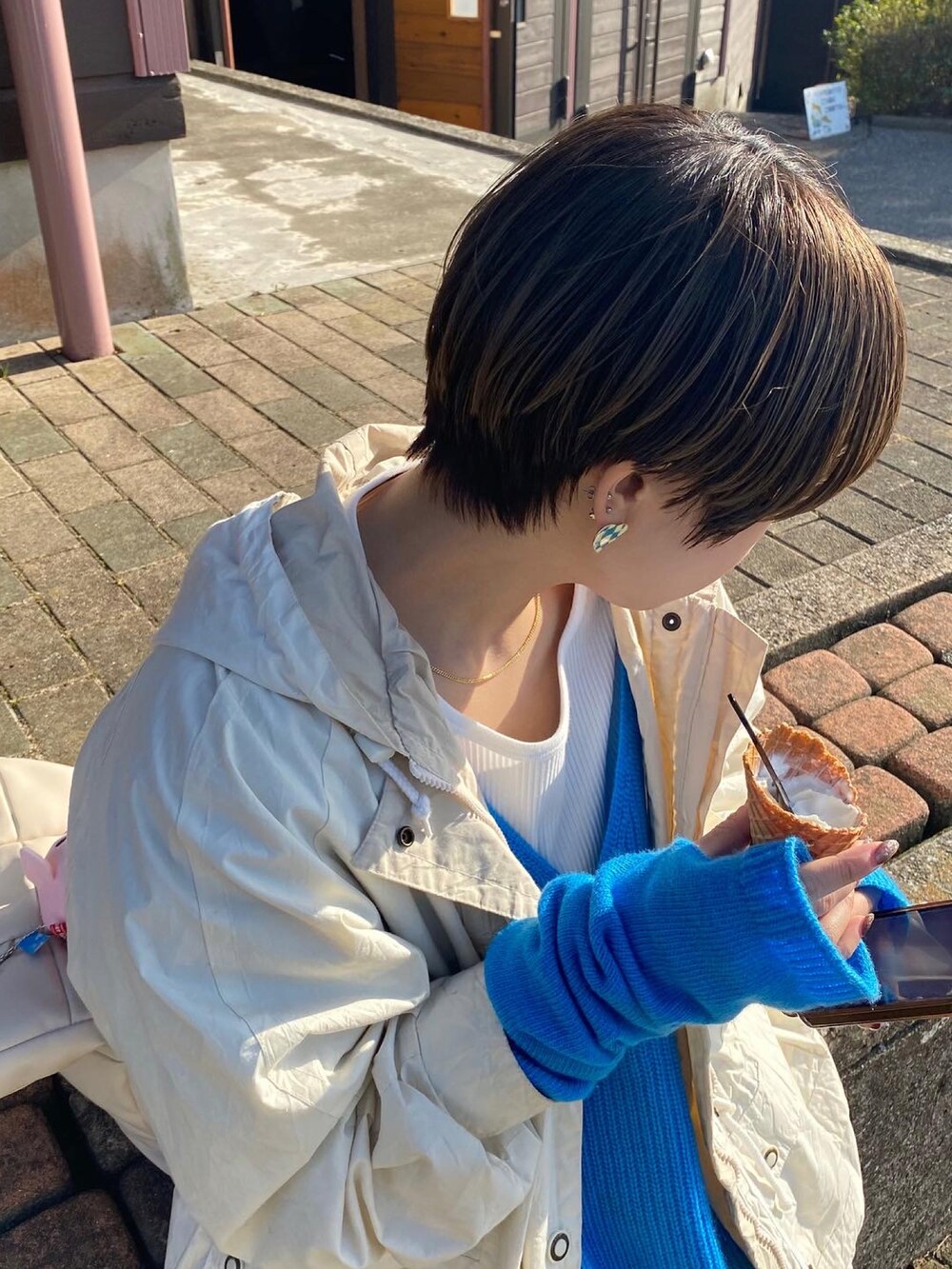 ベージュ系のスニーカーを着用したレディースの冬コーディネートの4枚目の写真