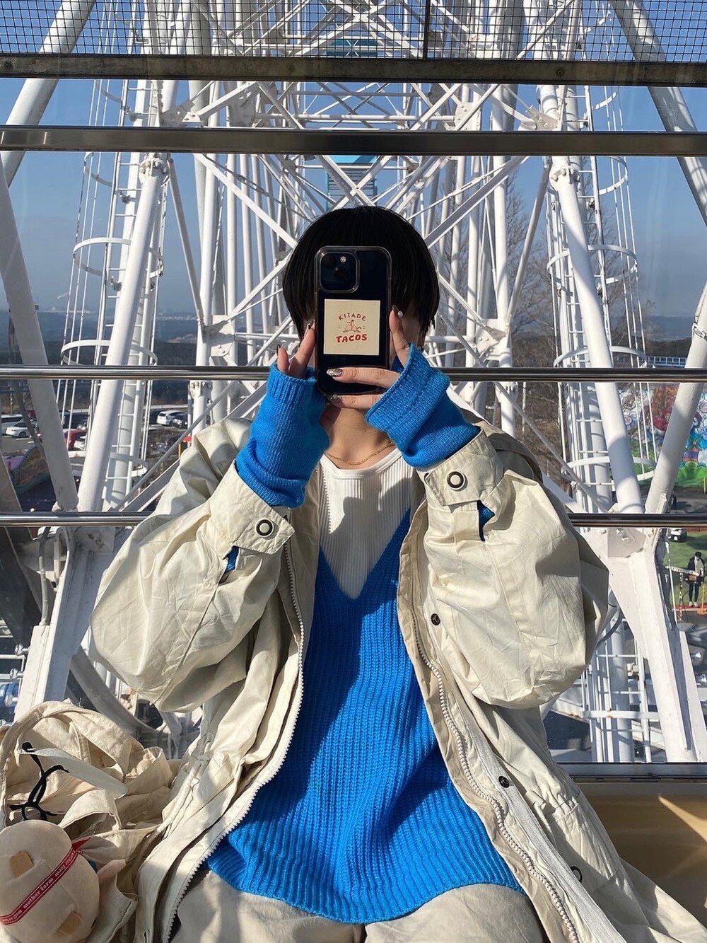 ベージュ系のスニーカーを着用したレディースの冬コーディネートの3枚目の写真