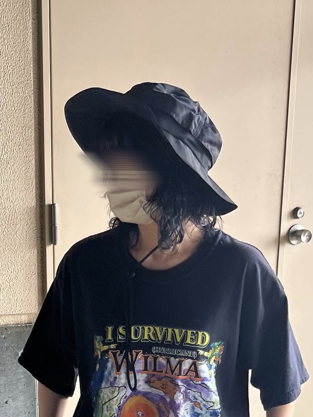 ブルー系のデニムパンツ、ブラック系のスニーカー、ブラック系のTシャツ/カットソーを着用したレディースの夏コーディネートの3枚目の写真