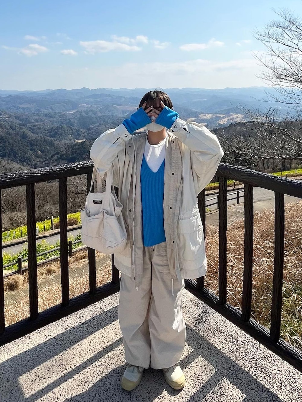 ベージュ系のスニーカーを着用したレディースの冬コーディネートの2枚目の写真