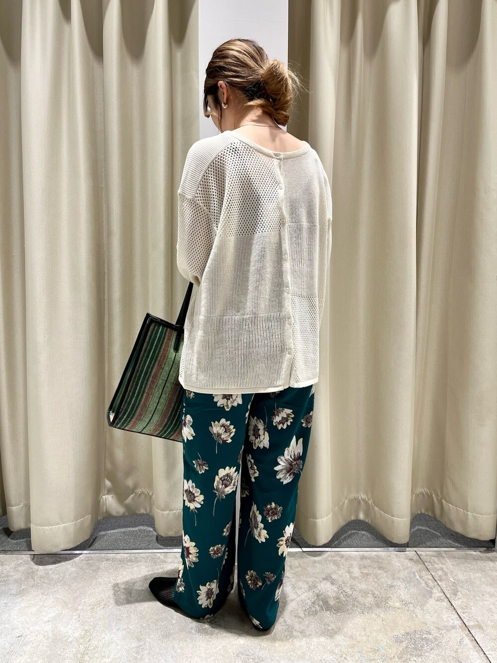 ホワイト系のニット/セーター、その他のバッグ、その他のその他パンツを着用したレディースの春コーディネートの2枚目の写真