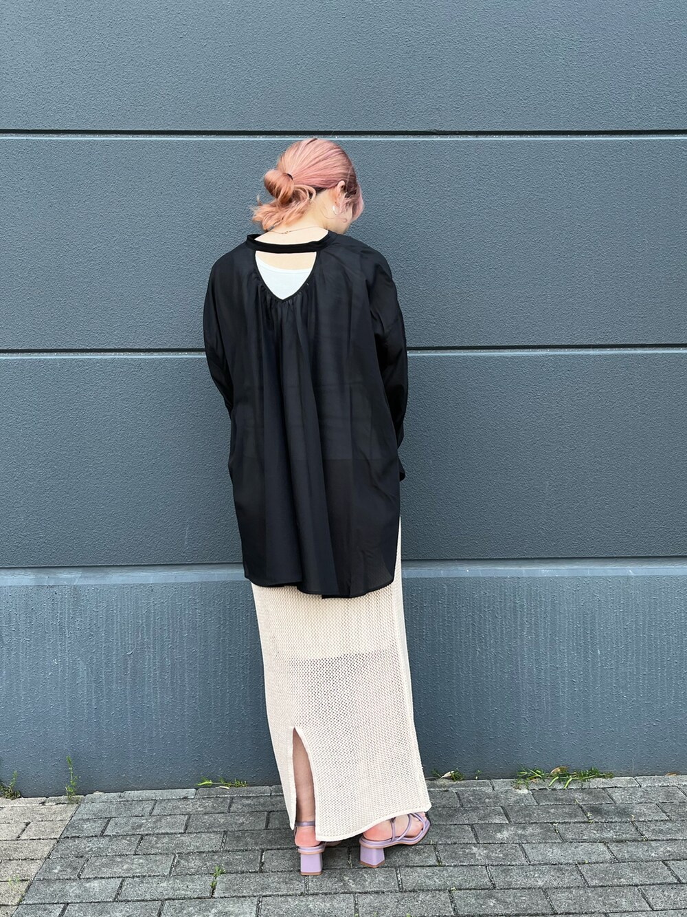 ブラック系のシャツ/ブラウス、ホワイト系のショルダーバッグ、ベージュ系のスカートを着用したレディースの春コーディネートの2枚目の写真