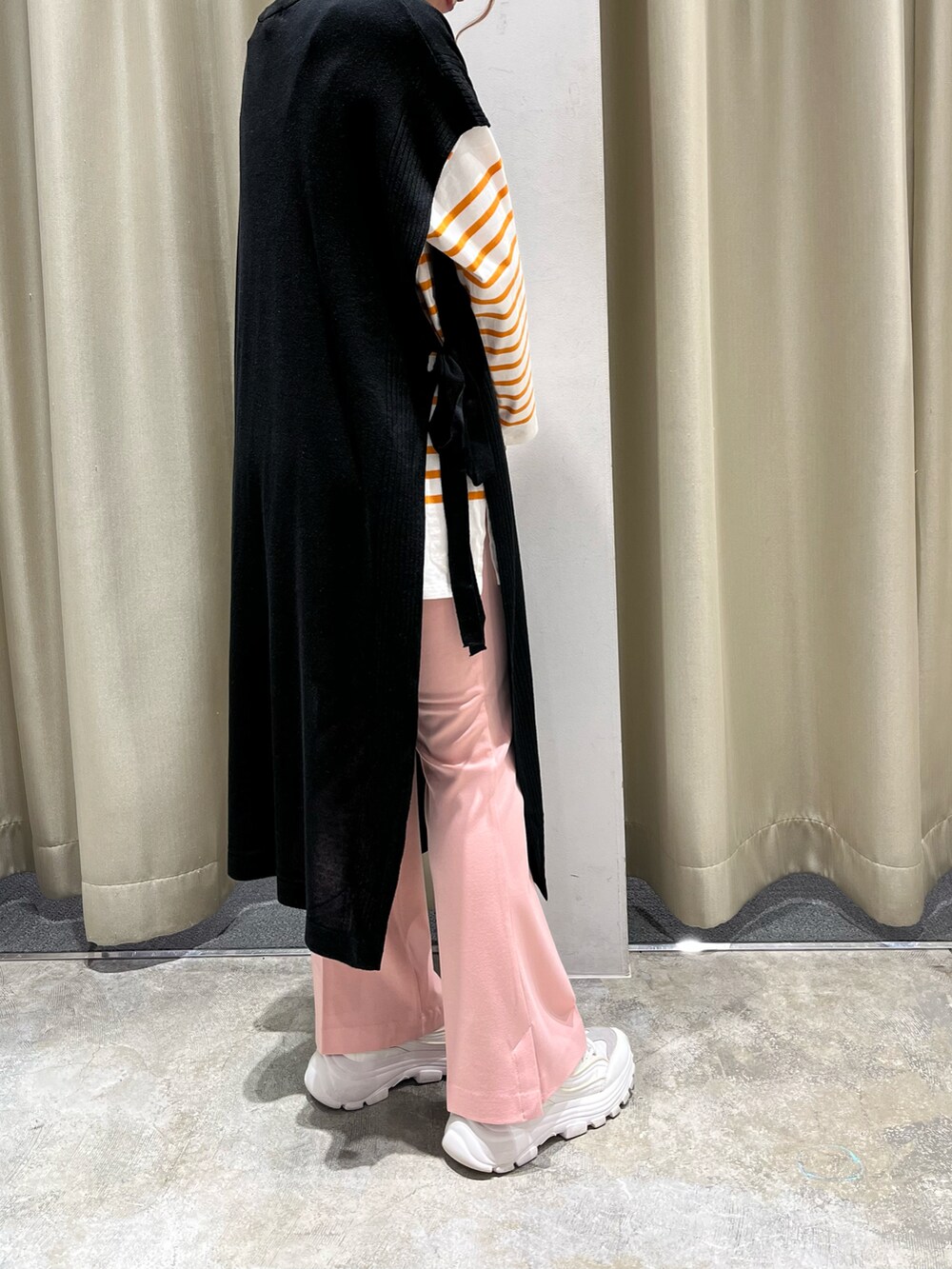 ピンク系のその他パンツ、ブラック系のベスト、オレンジ系のTシャツ/カットソーを着用したレディースの春コーディネートの2枚目の写真