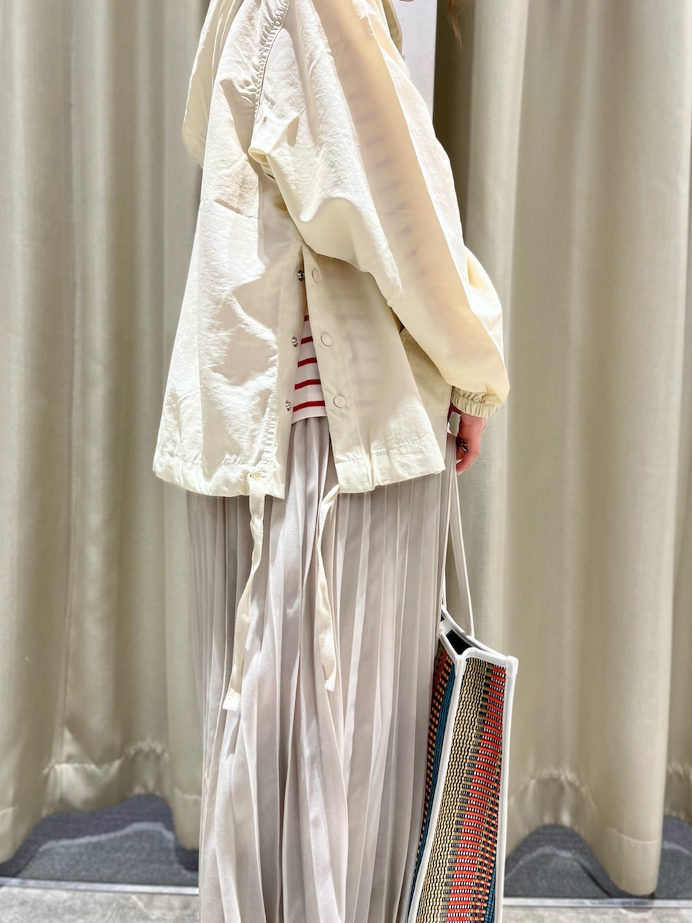 ホワイト系のスカート、その他のTシャツ/カットソー、その他のバッグを着用したレディースの春コーディネートの2枚目の写真