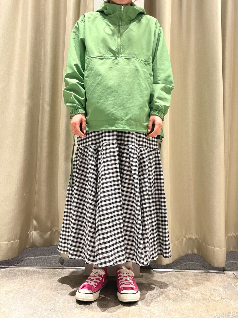 ブラック系のスカート、グリーン系のジャケット/アウターを着用したレディースの春コーディネートの2枚目の写真