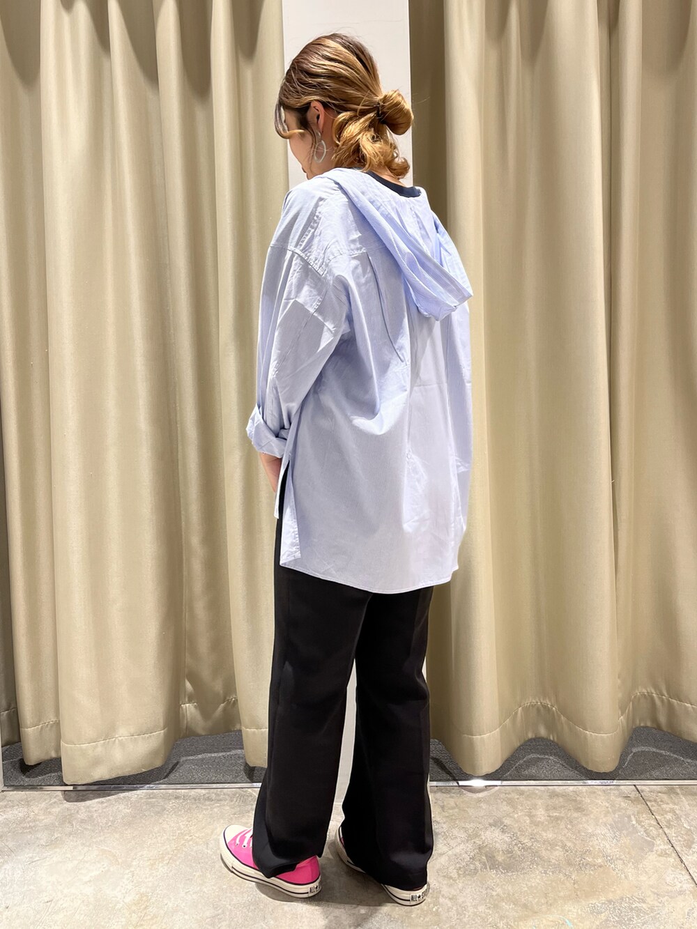 グリーン系のその他パンツ、ブルー系のシャツ/ブラウスを着用したレディースの春コーディネートの2枚目の写真