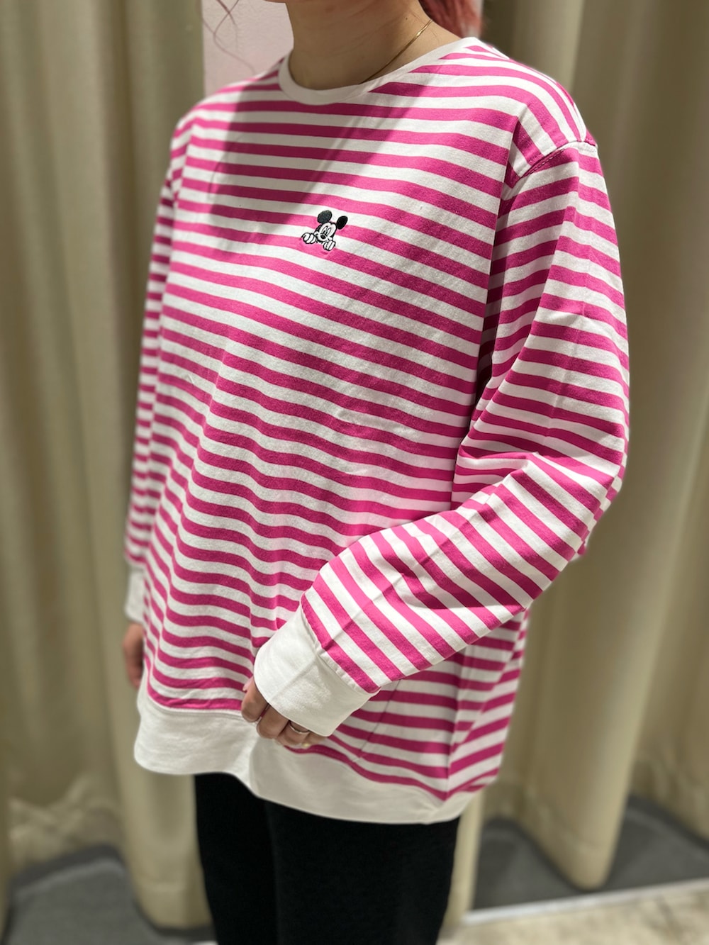 ブラック系のバレエシューズ、ブラック系のパンツ、ベージュ系のテーラードジャケットを着用したレディースの春コーディネートの2枚目の写真