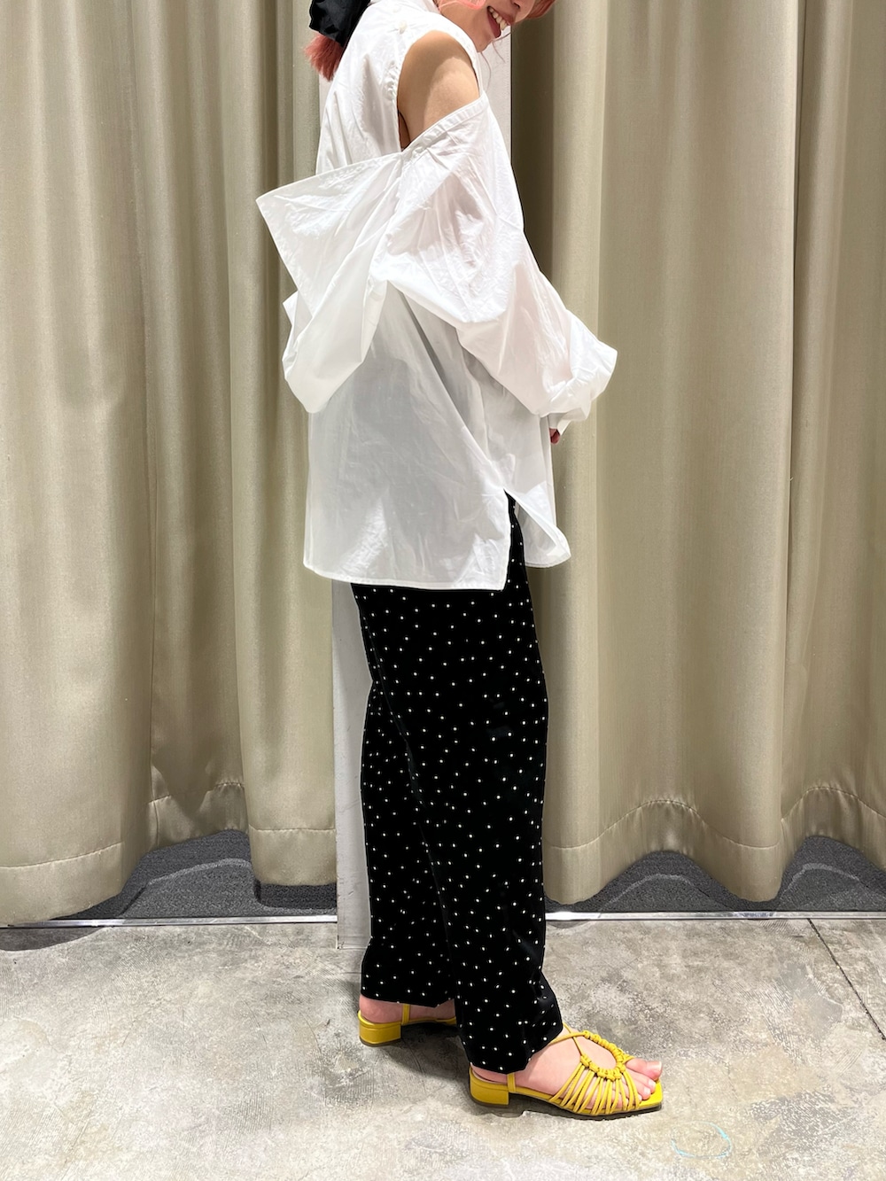 ピンク系のトートバッグ、ホワイト系のシャツ/ブラウス、その他のパンツを着用したレディースの春コーディネートの2枚目の写真