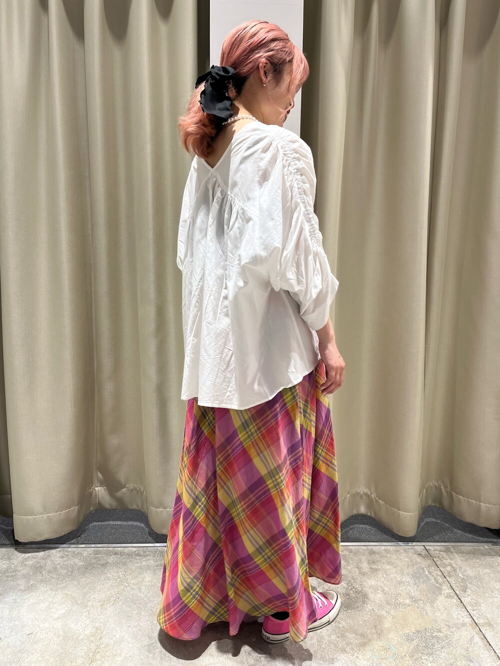 ホワイト系のシャツ/ブラウス、その他のスカートを着用したレディースの春コーディネートの2枚目の写真