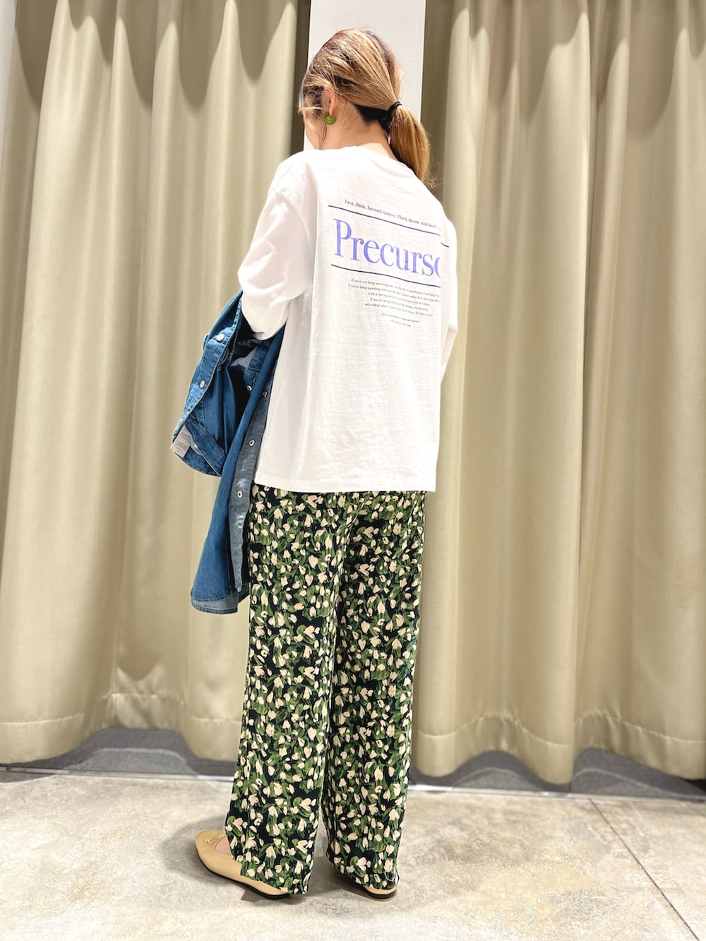 その他のTシャツ/カットソー、ブルー系のシャツワンピース、その他のその他パンツを着用したレディースの春コーディネートの2枚目の写真