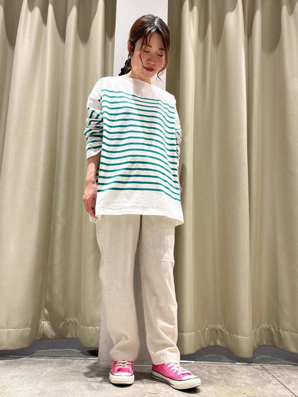 ホワイト系のパンツ、グリーン系のTシャツ/カットソー、ベージュ系のシャツ/ブラウスを着用したレディースの春コーディネートの2枚目の写真