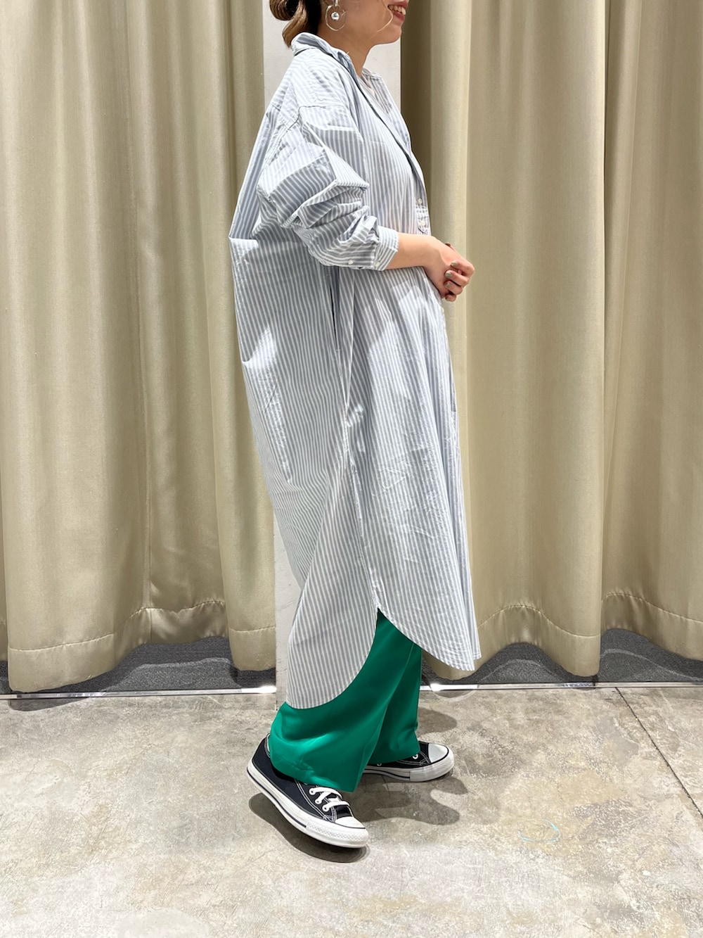 グリーン系のその他パンツ、その他のシャツワンピース、シルバー系のネックレスを着用したレディースの春コーディネートの2枚目の写真