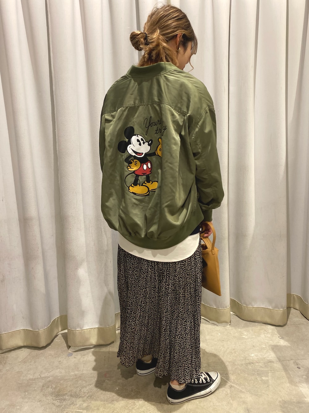 その他のスカート、ホワイト系のTシャツ/カットソーを着用したレディースの冬コーディネートの2枚目の写真