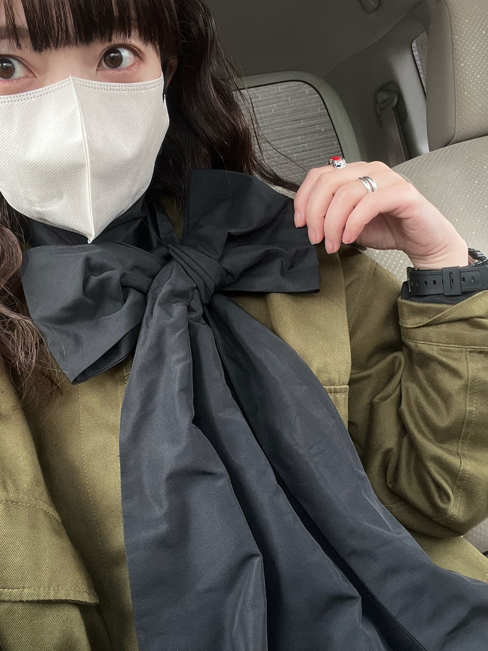 ホワイト系のスニーカー、グリーン系のその他パンツ、その他のボディバッグ/ウエストポーチを着用したレディースの春コーディネートの3枚目の写真