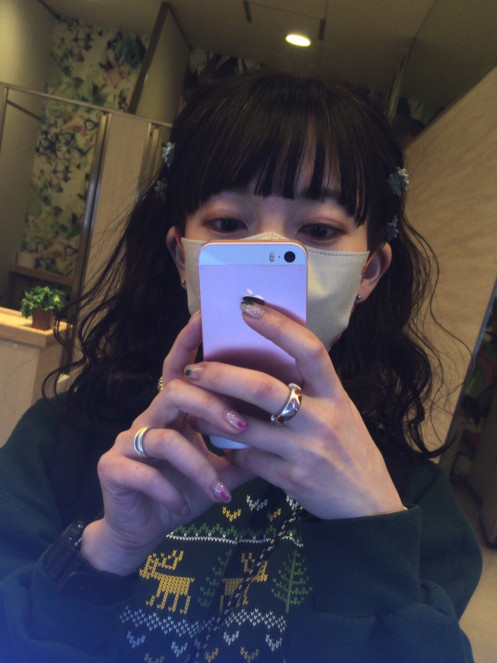 ブラック系のデニムパンツ、グリーン系のスウェット、ホワイト系のスニーカーを着用したレディースの冬コーディネートの2枚目の写真