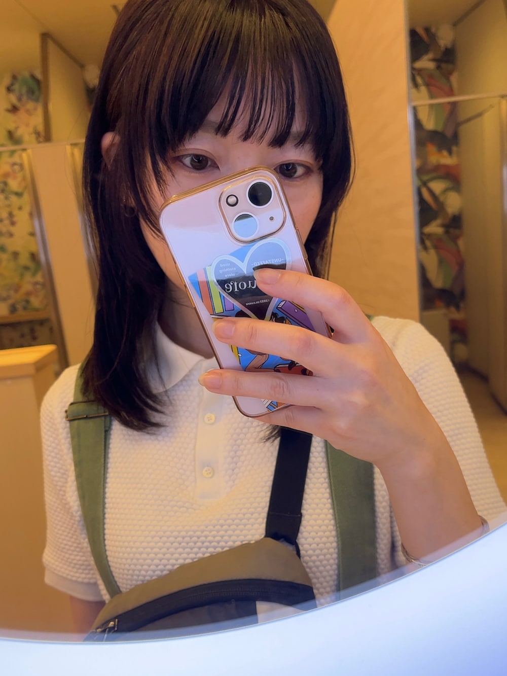 「お出かけコーデ日記、オトナカジュアル、ラクチンコーデ、低身長、ミリタリー、サンダル、Dr.Martens、サロペット、ダテメガネ、グルカサンダル、厚底シューズ」｜「PEANUTSのアイテム（エコバッグ/サブバッグ、オレンジ系）」を使った、N.さん（骨格ウェーブ・レディース・154cm）の春コーディネートの2枚目の写真
