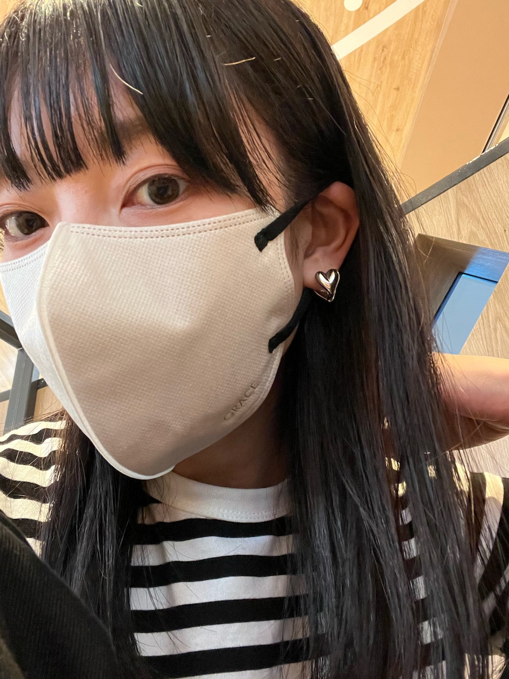 ブラック系のパンツ、その他のボディバッグ/ウエストポーチ、ブラック系のTシャツ/カットソーを着用したレディースの夏コーディネートの2枚目の写真