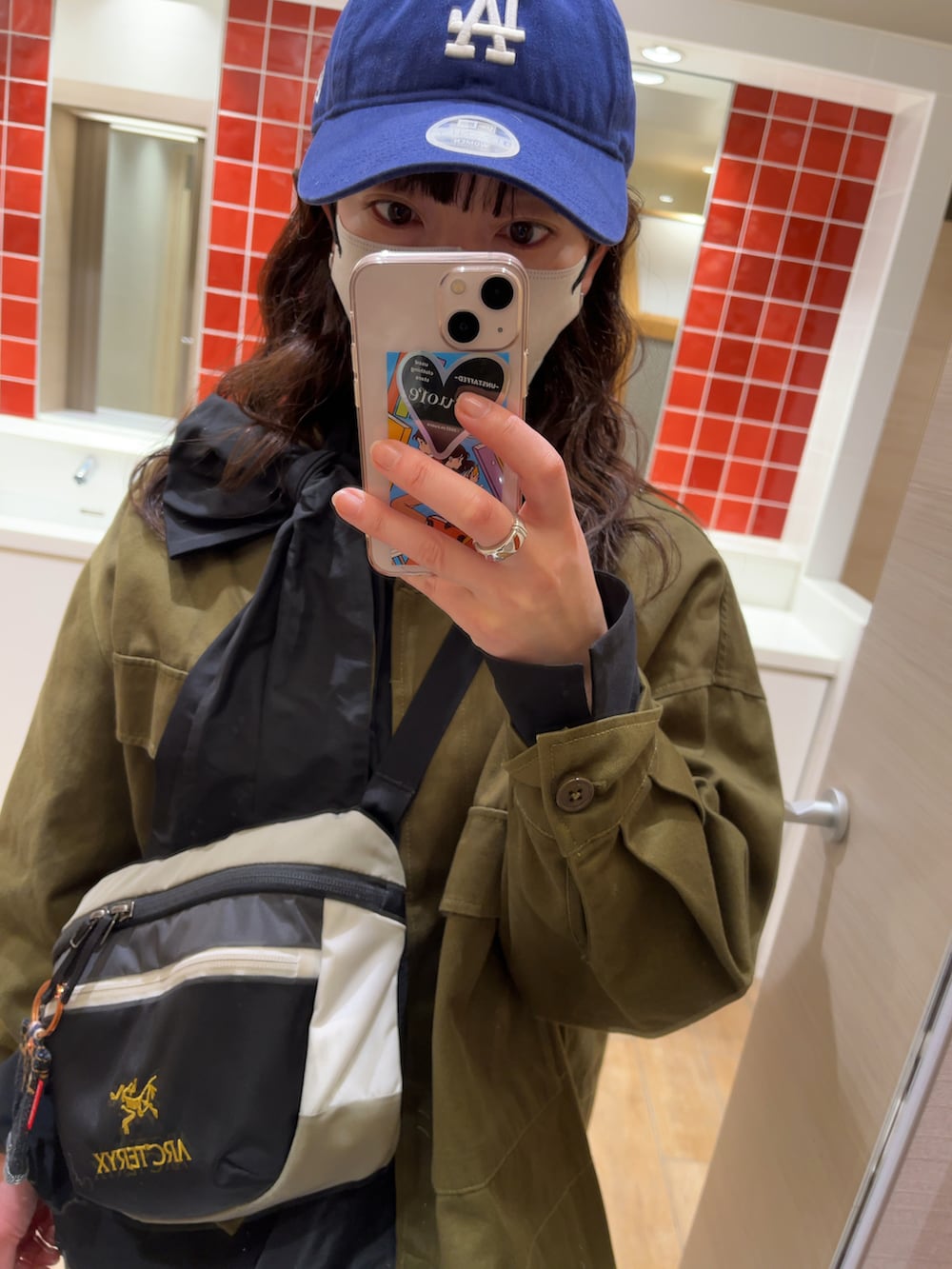 ホワイト系のスニーカー、グリーン系のその他パンツ、その他のボディバッグ/ウエストポーチを着用したレディースの春コーディネートの2枚目の写真