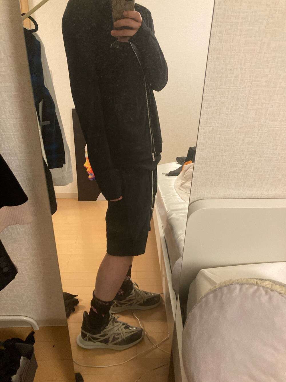 「PRADAのアイテム（パーカー、ブラック系）」を使った、tomさん（メンズ・174cm）の春コーディネートの2枚目の写真