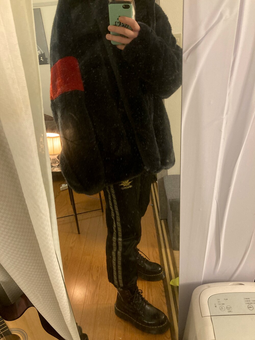 ブラック系のその他パンツ、ブラック系のその他アウター、ブラック系のブーツを着用したメンズの冬コーディネートの2枚目の写真