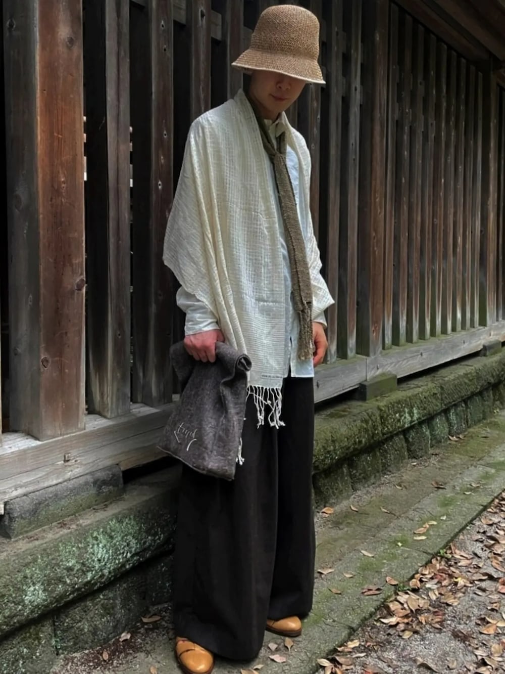 「リラックススタイル、オーバーサイズ、夏、ビッグシルエット、シャツ、ootd、夏コーデ、ベージュ、ブラウン、ストール、スカーフ」|「SCHAのアイテム(ハット、ベージュ系)」を使った、TTR's closetさん(メンズ・175cm)の夏コーディネートの2枚目の写真