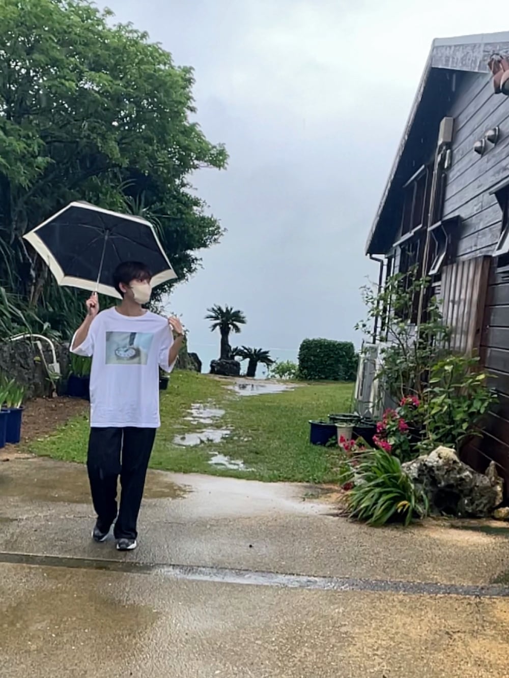 ホワイト系のTシャツ/カットソー、ブラック系のその他パンツ、グレー系のスニーカーを着用したレディースの秋コーディネートの2枚目の写真