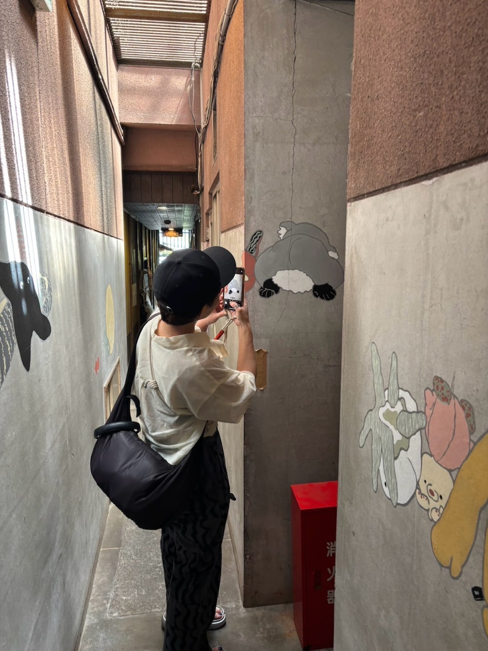 ホワイト系のシャツ/ブラウス、ブラック系のキャミソール、ブラック系のその他パンツを着用したレディースの春コーディネートの2枚目の写真