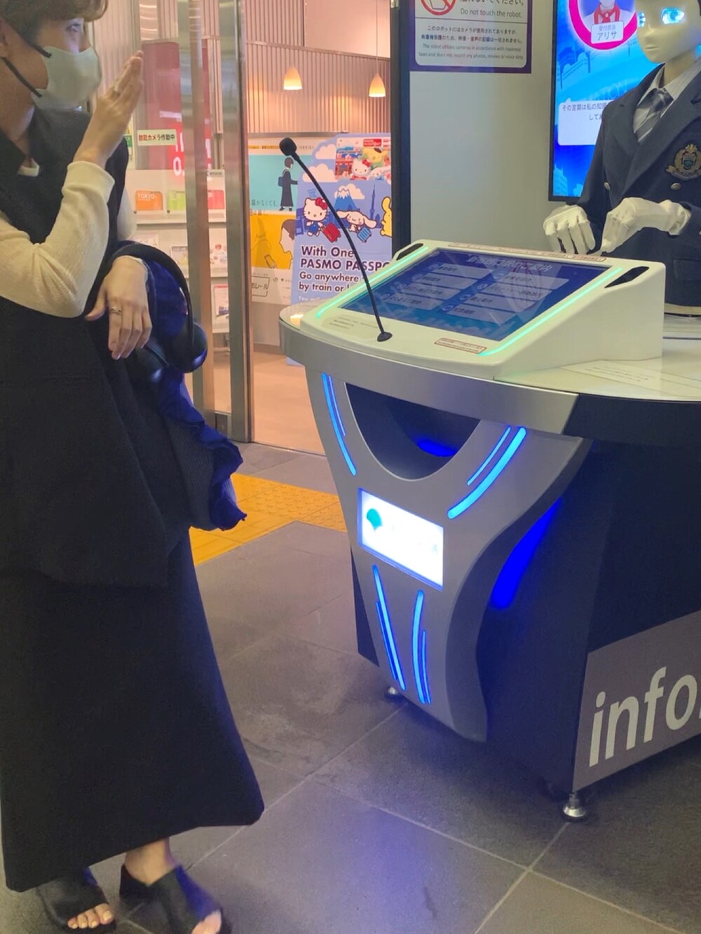 ブラック系のサンダル、ブルー系のバッグ、ベージュ系のニット/セーターを着用したレディースの夏コーディネートの3枚目の写真