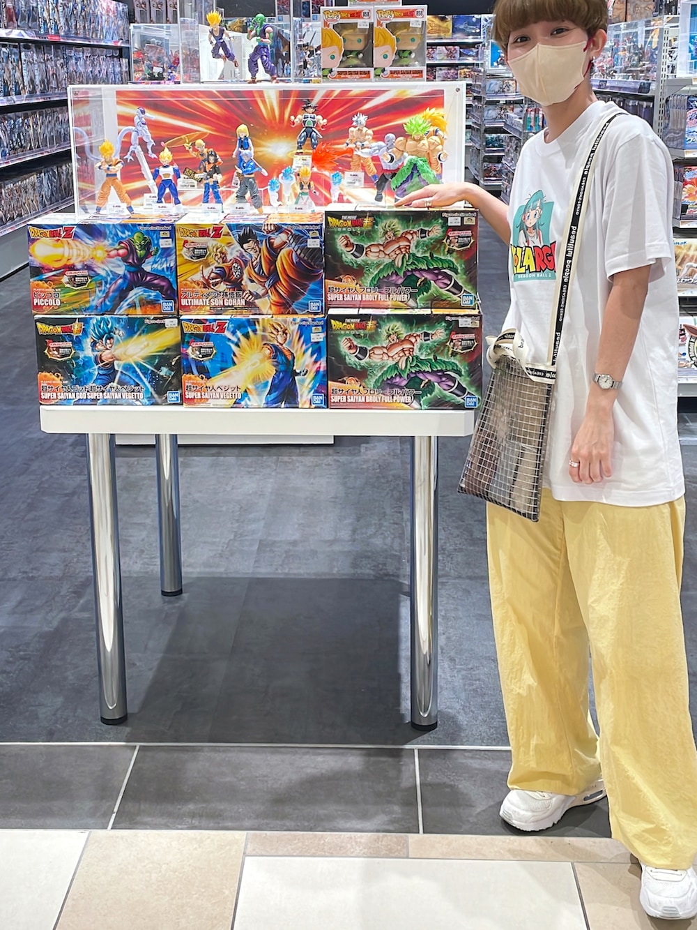 ホワイト系のTシャツ/カットソー、イエロー系のその他パンツを着用したレディースの夏コーディネートの2枚目の写真