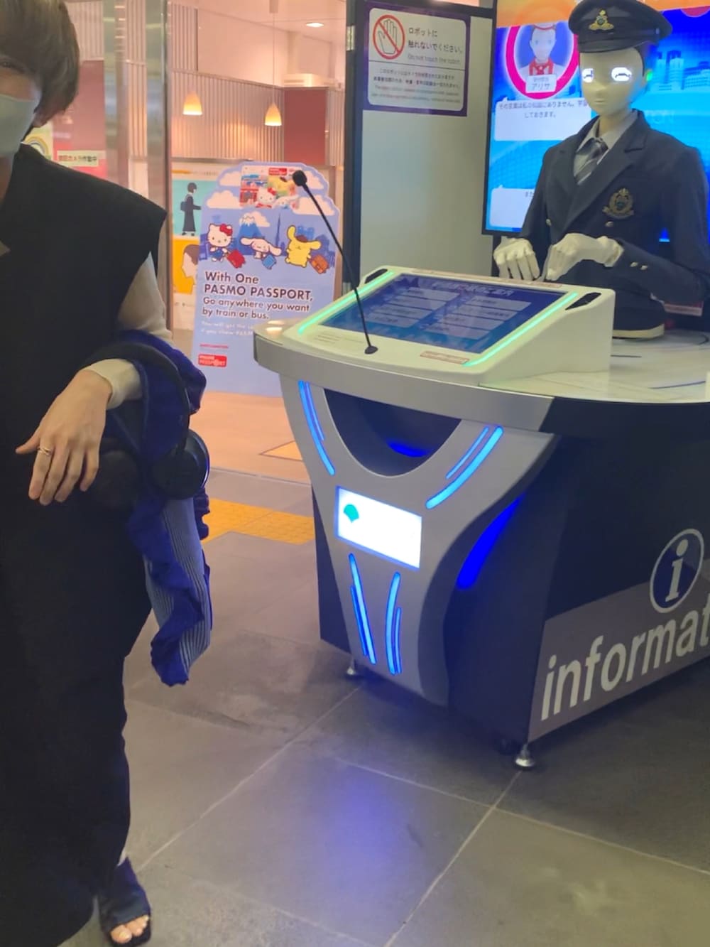 ブラック系のサンダル、ブルー系のバッグ、ベージュ系のニット/セーターを着用したレディースの夏コーディネートの4枚目の写真